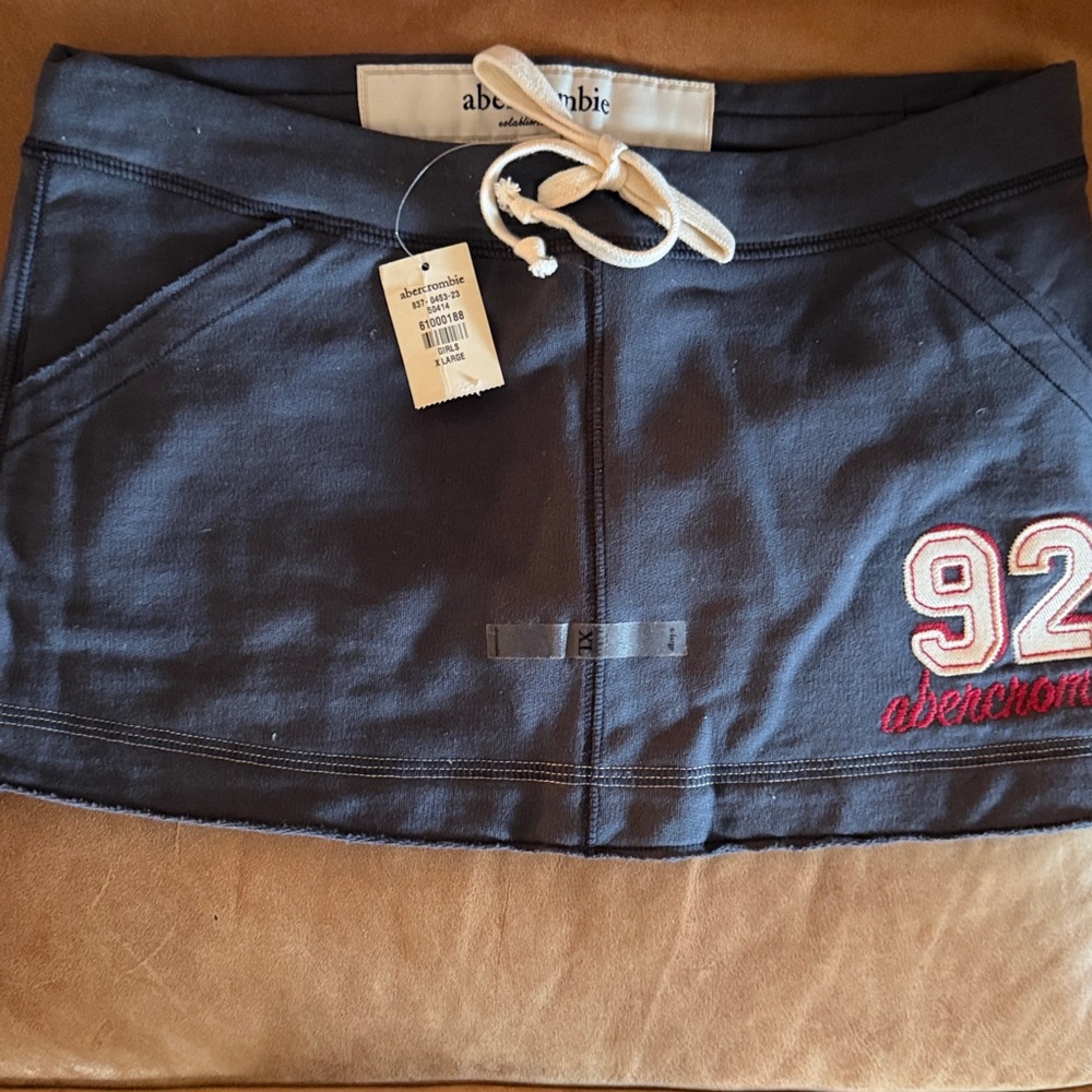 Abercrombie sweat skort with pockets. Blue with red/white accents. Really Cute!
